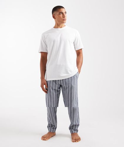 Ensemble de pyjama à carreaux avec pantalon et t-shirt - Rayures blanches et grises - Only & Sons - Modalova