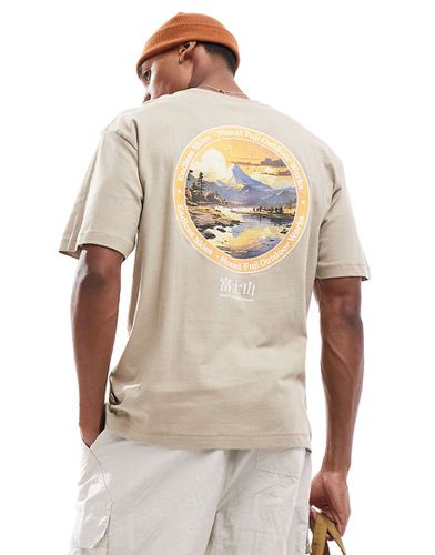 T-shirt oversize beige con stampa di Monte Fuji sul retro - ONLY & SONS - Modalova