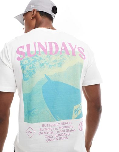 T-shirt regular fit bianca con stampa "Sunday" sul retro - ONLY & SONS - Modalova