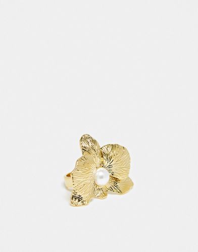 Anello appariscente color con perla sintetica e design floreale - Other Stories - Modalova