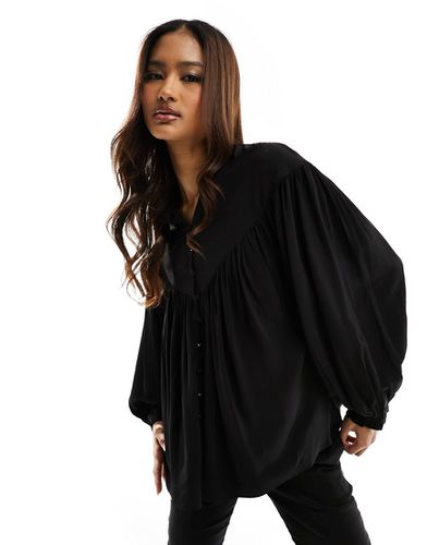 Blusa nera a punto smock con maniche voluminose e volant sul collo - Other Stories - Modalova