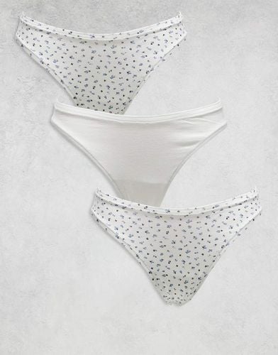 Confezione da 3 paia di slip stile brasiliana in cotone bianchi e con stampa a fiorellini con bordo in pizzo - Lindex - Modalova