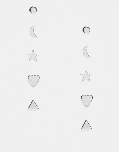 Confezione da 5 paia di orecchini a bottone color a forma di stelle, luna e cuore - Monki - Modalova