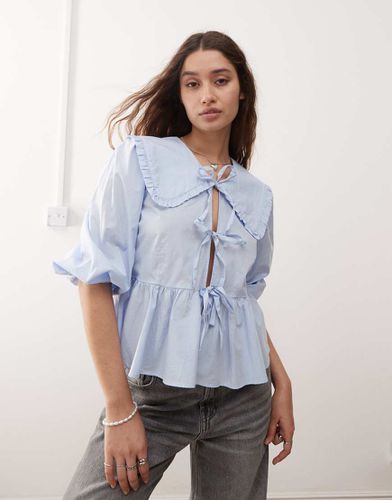 Blusa a peplo a maniche lunghe chiaro con colletto con volant - Monki - Modalova