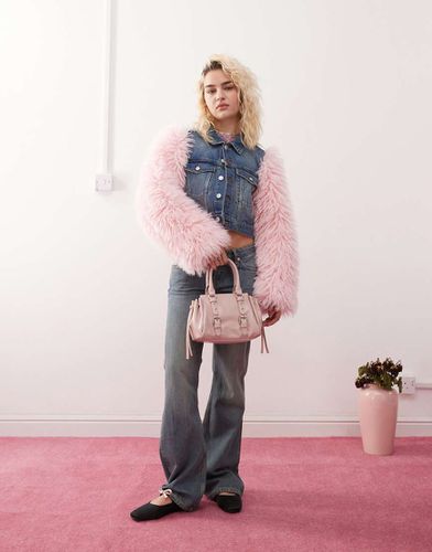 Giacca di jeans lavaggio medio con maniche in pelliccia sintetica rosa - Monki - Modalova