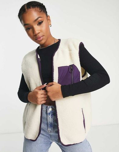 Gilet in pile borg crema con tasca - Monki - Modalova