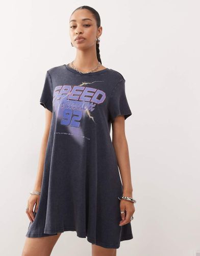 Robe t-shirt courte à taille tombante et détail imprimé - Monki - Modalova