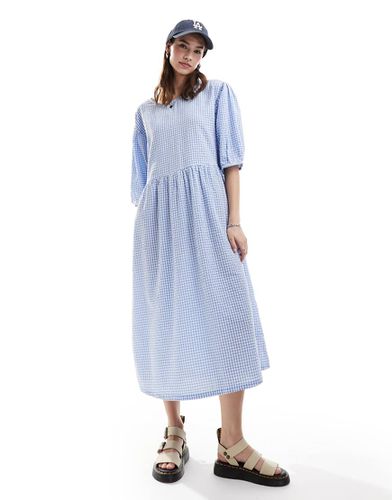 Vestito grembiule midi in seersucker a quadretti bianchi e blu - Monki - Modalova