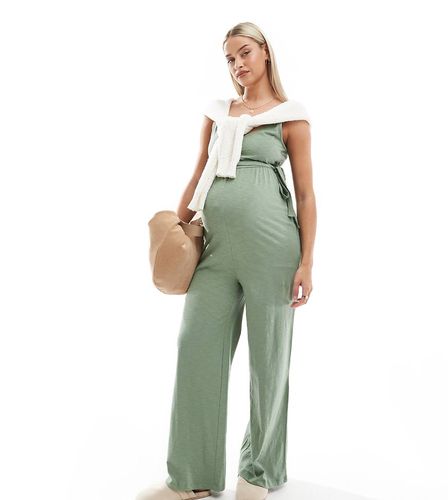 Mamalicious Maternity - Tuta jumpsuit in jersey a fondo ampio con cintura salvia - Mama.licious - Modalova