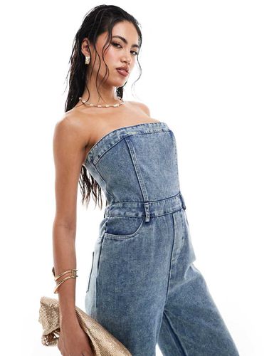 Missy Empire - Tuta jumpsuit a fascia in denim lavaggio candeggiato - Missyempire - Modalova