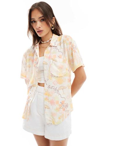 Camicia stile resort effetto lino con stampa di cartoline - Miss Selfridge - Modalova