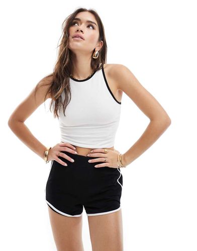 Crop top con scollo a vogatore con profili a contrasto in coordinato - Miss Selfridge - Modalova