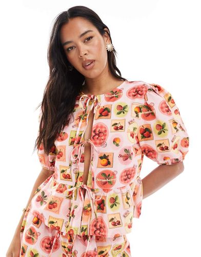 Blouse d'ensemble à nouer devant avec imprimé fruits et ourlet à basque - Miss Selfridge - Modalova
