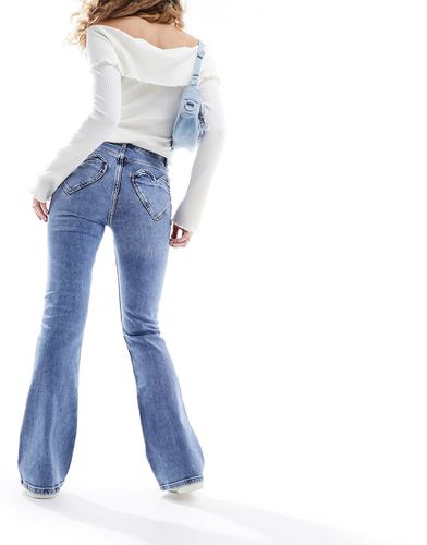 Jeans a zampa lavaggio medio con tasche a cuore - Miss Selfridge - Modalova