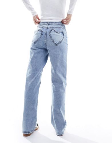 Jeans dritti lavaggio medio con tasca a forma di cuore - Miss Selfridge - Modalova