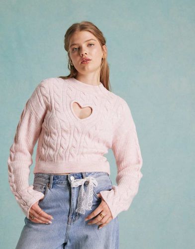 Maglione lavorato a trecce rosa tenue con cut-out a cuore - Miss Selfridge - Modalova