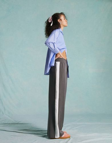 Pantaloni a fondo ampio grigi con striscia laterale - Miss Selfridge - Modalova