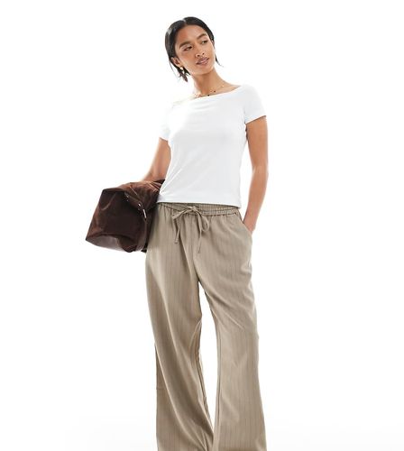 Pantalon de jogging décontracté à fines rayures - Fauve - Miss Selfridge Petite - Modalova