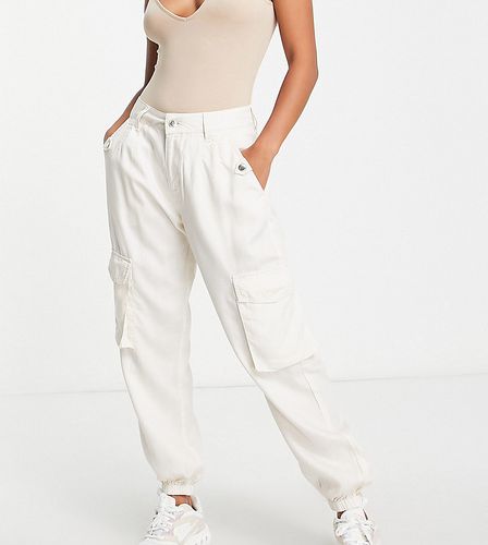 Petite - Pantaloni cargo color pietra con fondo elasticizzato - Miss Selfridge - Modalova