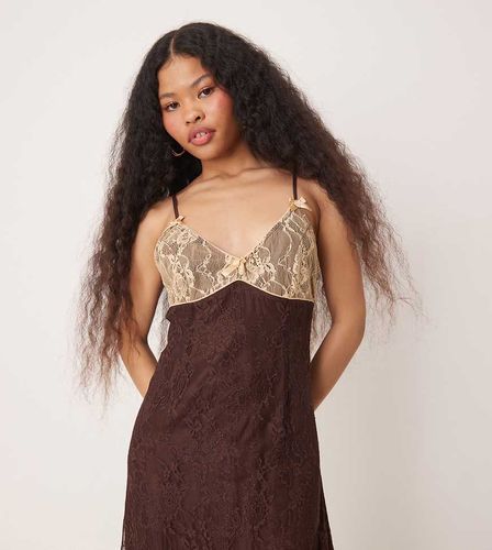 Robe nuisette longue avec détails contrastants en dentelle - Chocolat - Miss Selfridge Petite - Modalova