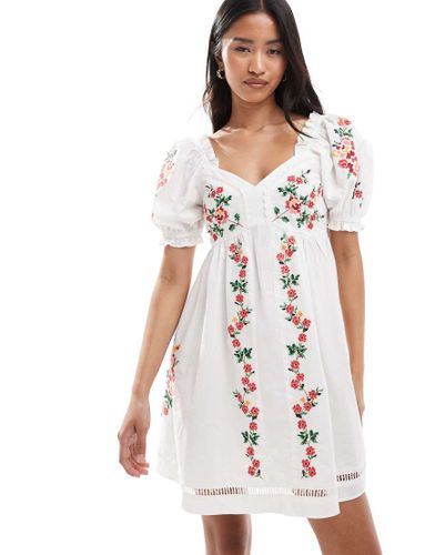 Robe babydoll courte et brodée - Miss Selfridge - Modalova