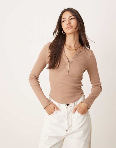 Top a maniche lunghe con collo serafino e bottoni a pressione color zenzero - Miss Selfridge - Modalova