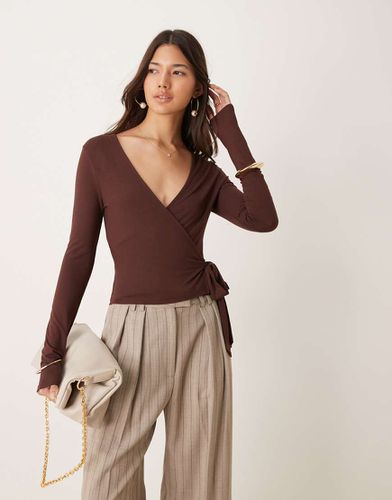 Top a maniche lunghe in jersey color cioccolato a portafoglio - Miss Selfridge - Modalova