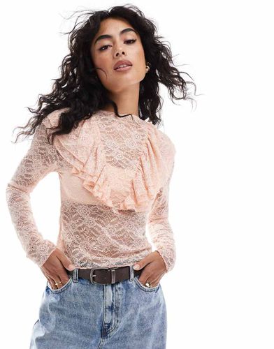 Top a maniche lunghe in pizzo con volant - Miss Selfridge - Modalova