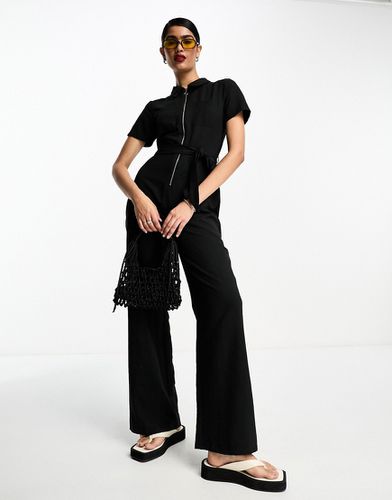 Tuta jumpsuit morbida nera allacciata in vita - Miss Selfridge - Modalova