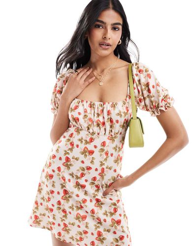 Vestito corto stile babydoll con stampa di fragole - Miss Selfridge - Modalova