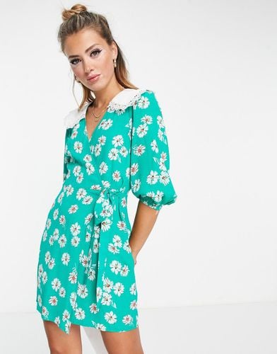 Vestito da giorno a portafoglio verde a fiori allacciato in vita con colletto - Miss Selfridge - Modalova