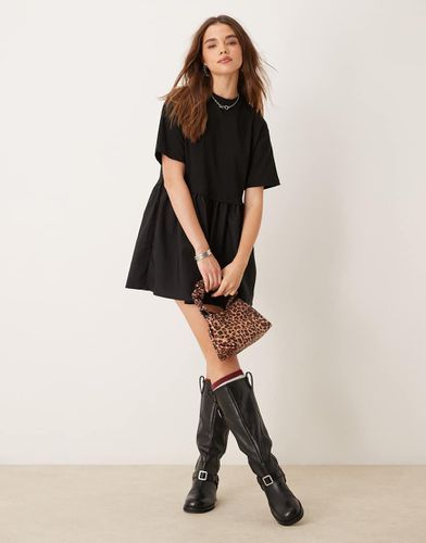 Vestito grembiule corto ibrido con T-shirt a maniche corte in popeline - Miss Selfridge - Modalova