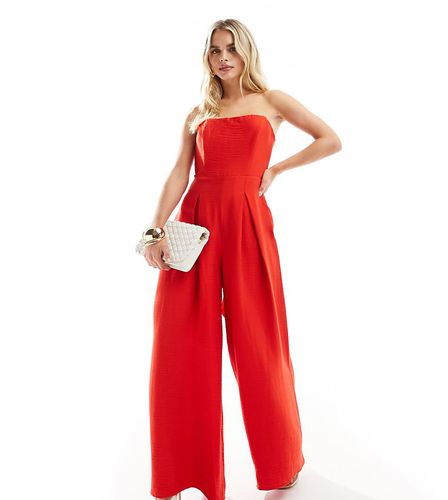 Nobody's Child Petite - Tuta jumpsuit strutturata a fondo ampio rossa - Nobody’s Child Petite - Modalova