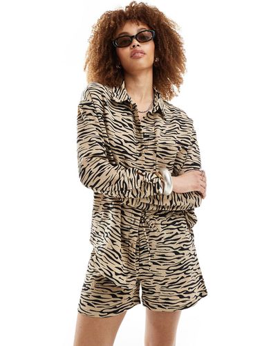Camicia oversize beige con stampa zebrata in coordinato - Noisy May - Modalova