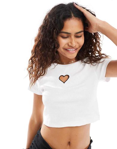 T-shirt mini corta bianca con cut-out a cuore - Noisy May - Modalova