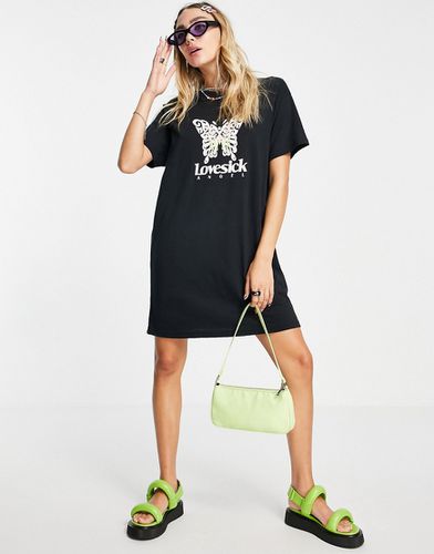 Vestito T-shirt oversize con stampa grafica di farfalla - New Girl Order - Modalova