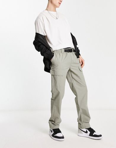 Pantaloni cargo multitasche kaki con cintura a clip - New Look - Modalova