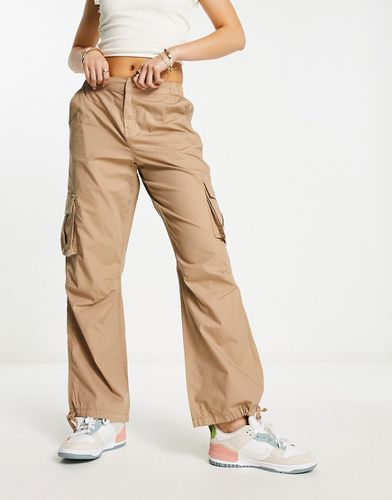 Pantaloni dritti stile paracadutista color pietra - New Look - Modalova