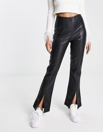 Pantaloni slim in pelle sintetica neri con spacco sul davanti - New Look - Modalova
