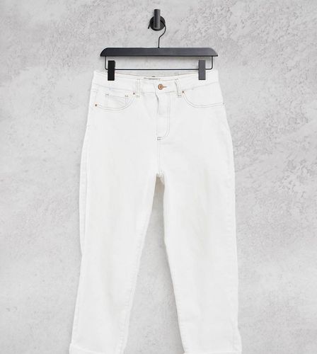 Mom jeans sporco con strappi - New Look Petite - Modalova