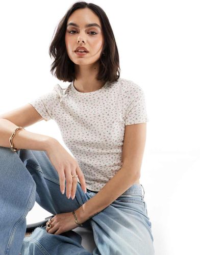 T-shirt effet rétréci à petites fleurs - Crème - New Look - Modalova