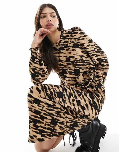 Vestito grembiule midi stropicciato con stampa animalier - New Look - Modalova