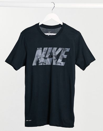 T-Shirt nera con logo grande mimetico - Nike Training - Modalova
