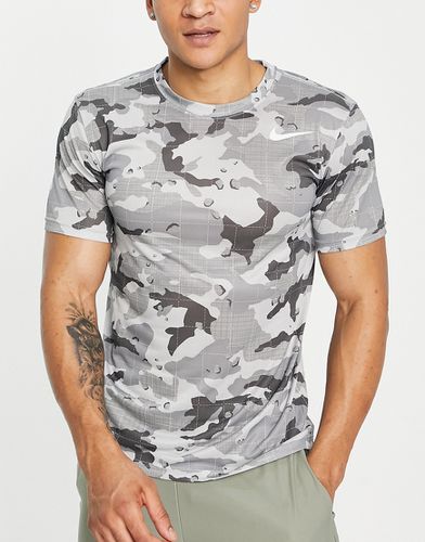 Camo Dri-FIT - T-shirt grigia con stampa mimetica - Nike Training - Modalova