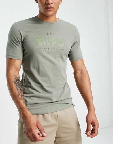 Dri-FIT - T-shirt con stampa grafica, colore kaki - Nike Training - Modalova