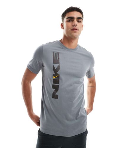 Dri-FIT Vintage Fitness - T-shirt grigia con stampa grafica - Nike Training - Modalova