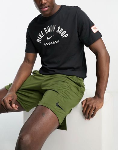 D.Y.E. Dri-Fit - T-shirt nera con grafica "Body Shop" - Nike Training - Modalova
