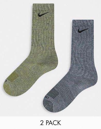 Confezione multipack da 2 paia di calzini ammortizzati kaki e grigi a coste - Nike - Modalova