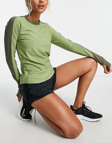 Air Dri-FIT - Top a maniche lunghe girocollo kaki - Nike Running - Modalova