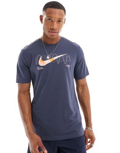 Dri-FIT - T-shirt color scuro con logo - Nike Running - Modalova